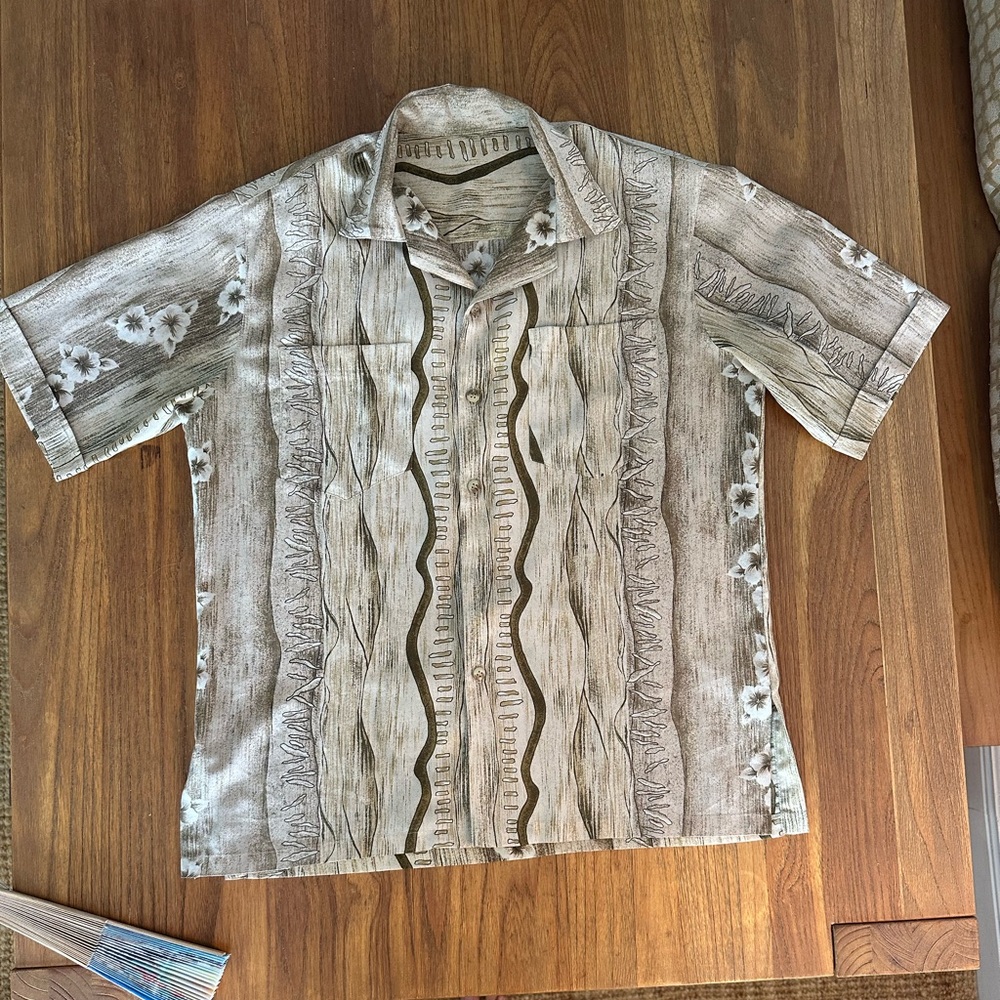 Hawaiian Short-Sleeve light and flowy Casual Shirt in Beige
